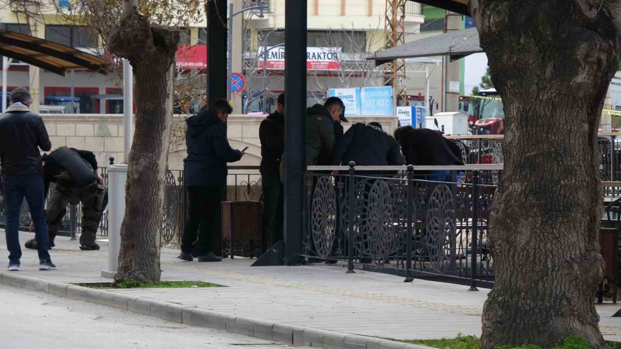 Burdur’da şüpheli çanta fünye ile patlatıldı
