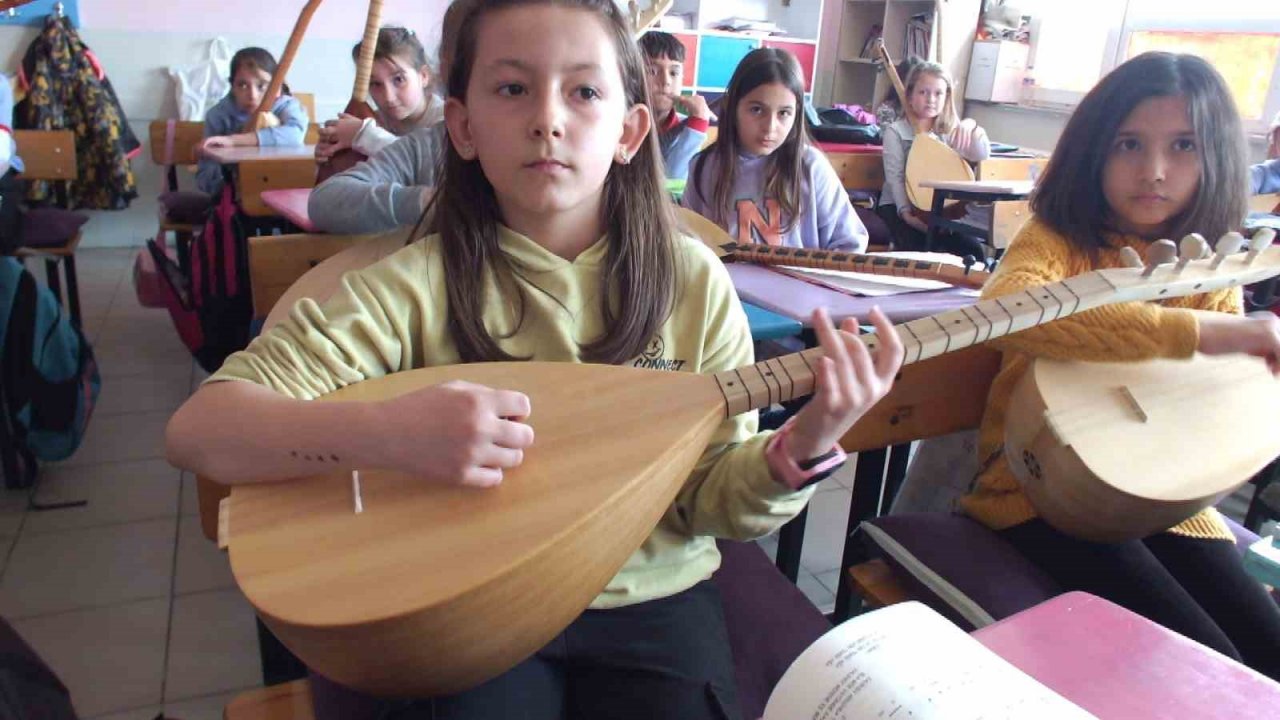 Balıkesir’de öğrenciler sınıfça bağlama öğreniyor