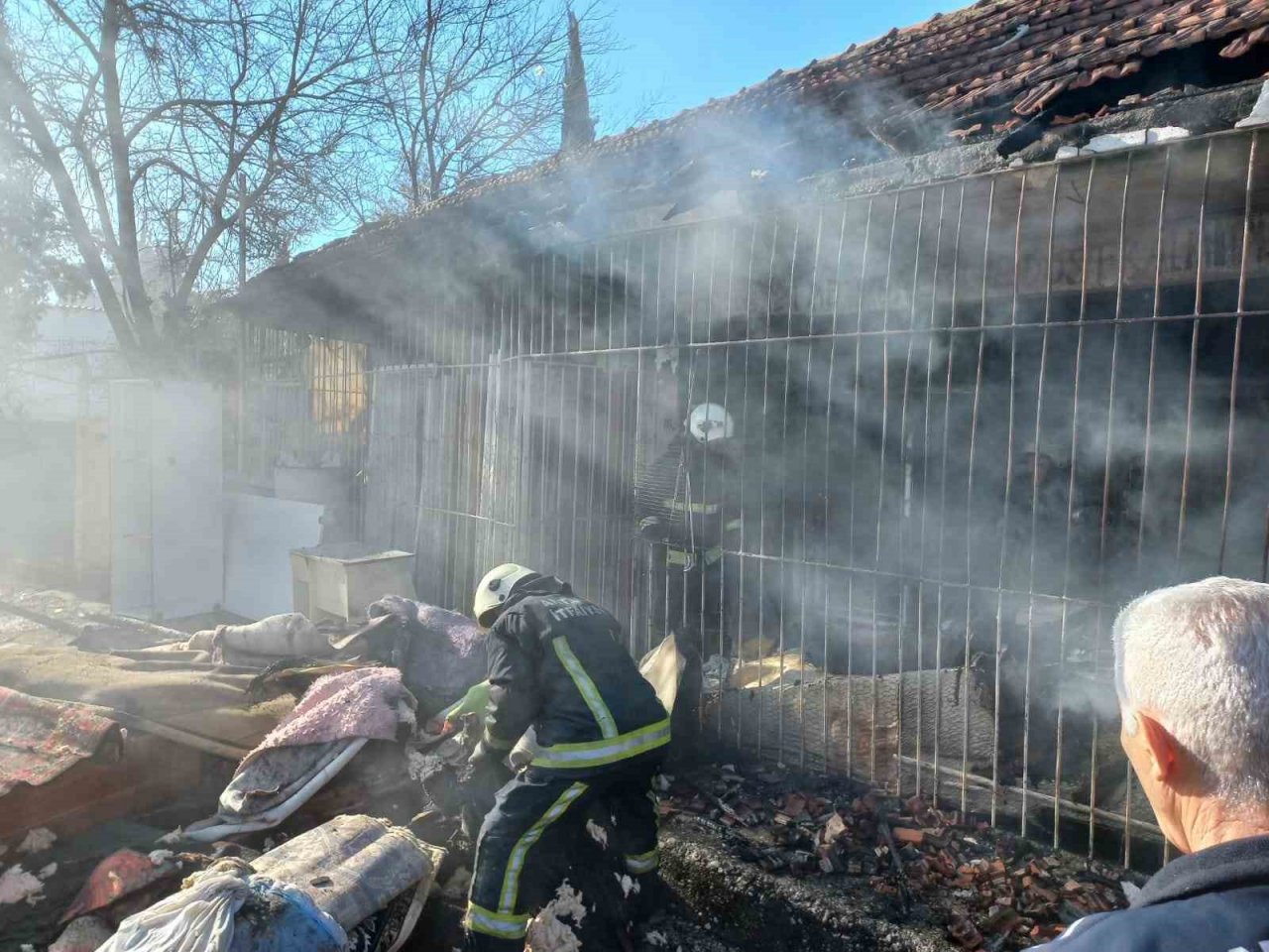 Müstakil evde çıkan yangın spot eşyaları küle çevirdi