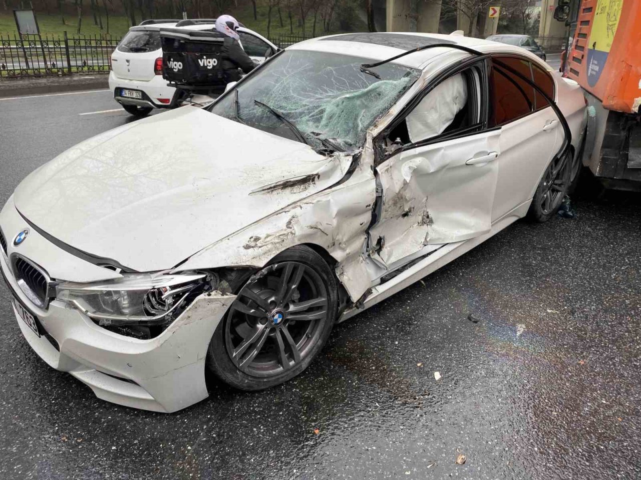 Virajı alamayan lüks araç yol temizleme aracına çarptı: 1 yaralı