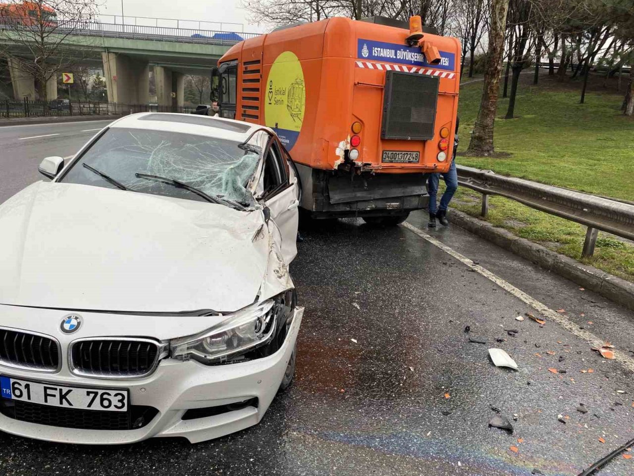 Virajı alamayan lüks araç yol temizleme aracına çarptı: 1 yaralı