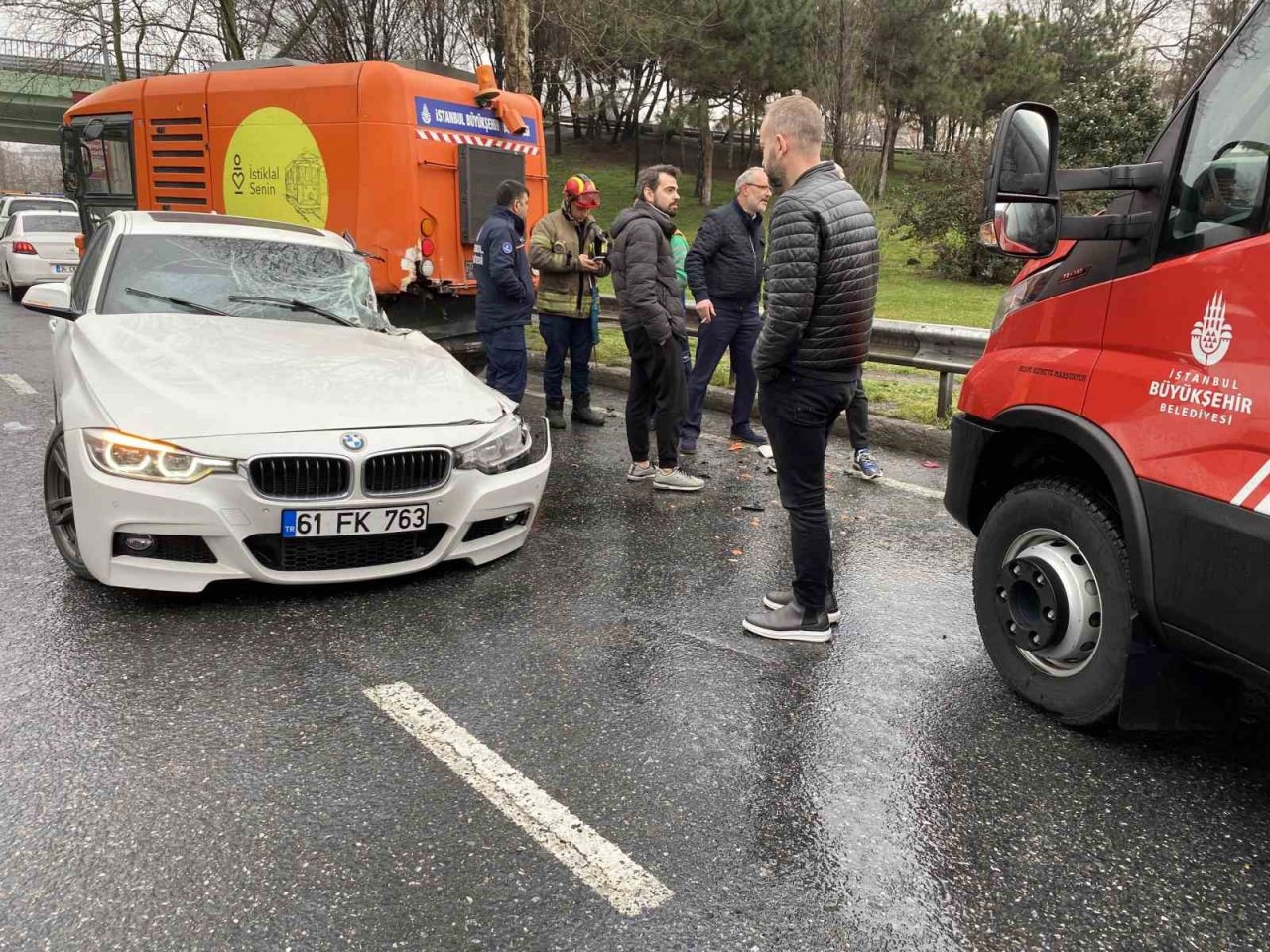Virajı alamayan lüks araç yol temizleme aracına çarptı: 1 yaralı