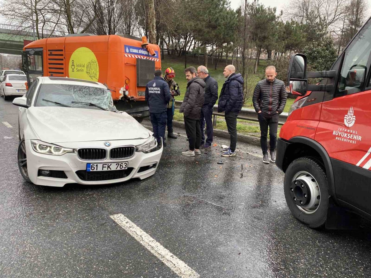 Virajı alamayan lüks araç yol temizleme aracına çarptı: 1 yaralı