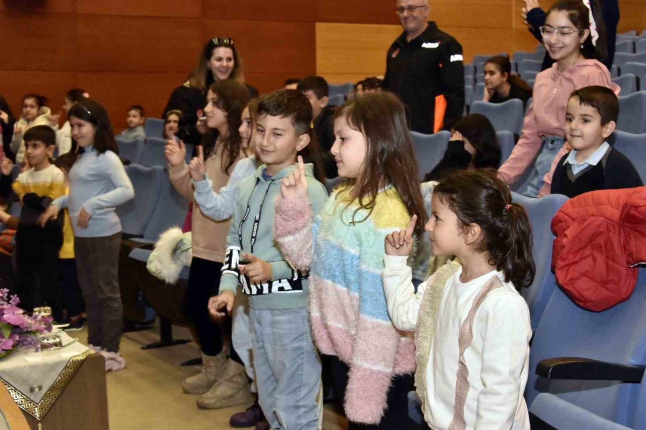 Ünlü yazar ve tiyatrocular depremzede çocukların yüzünü güldürdüler