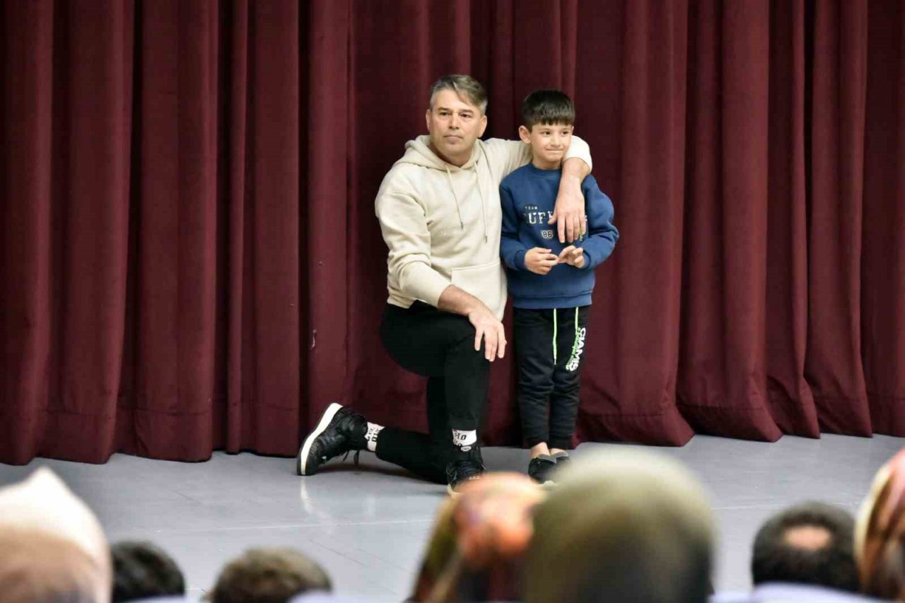 Ünlü yazar ve tiyatrocular depremzede çocukların yüzünü güldürdüler