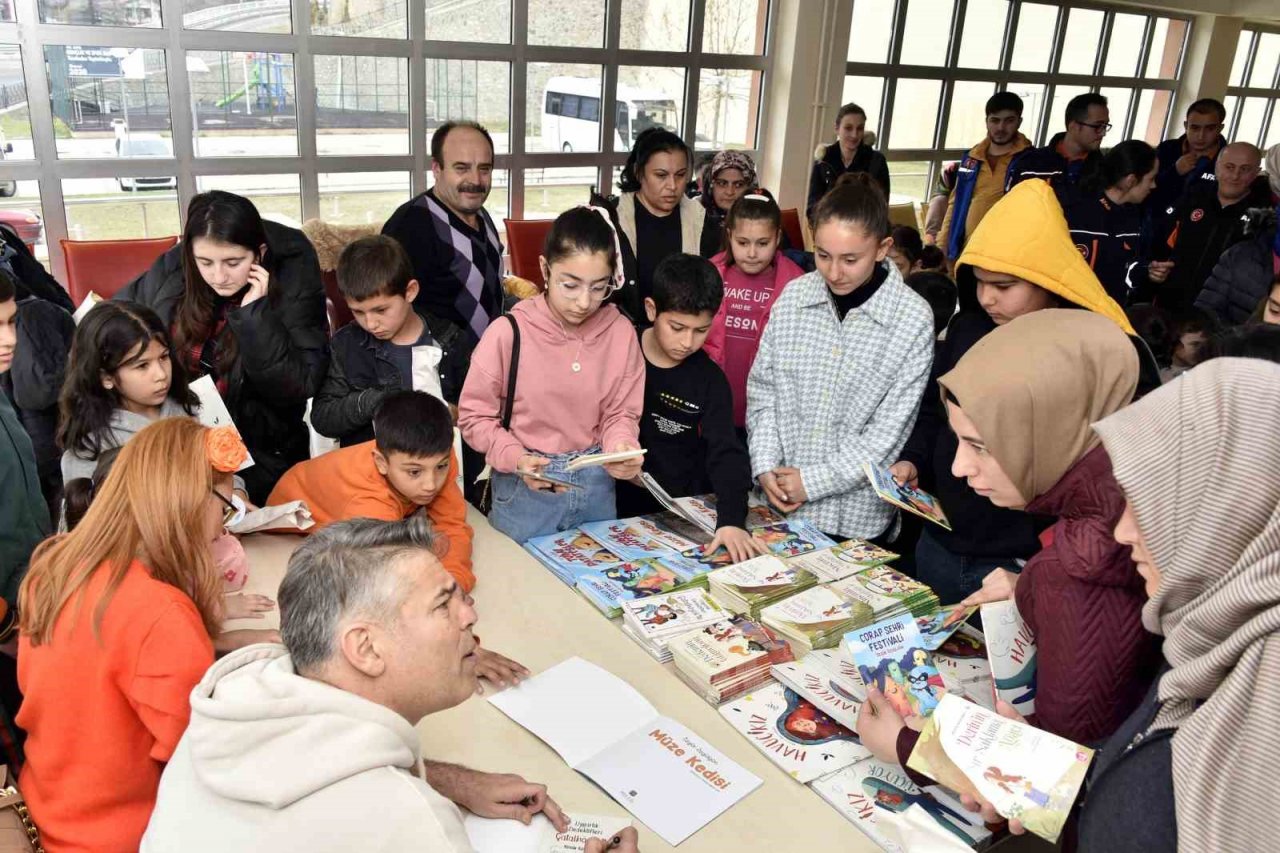 Ünlü yazar ve tiyatrocular depremzede çocukların yüzünü güldürdüler