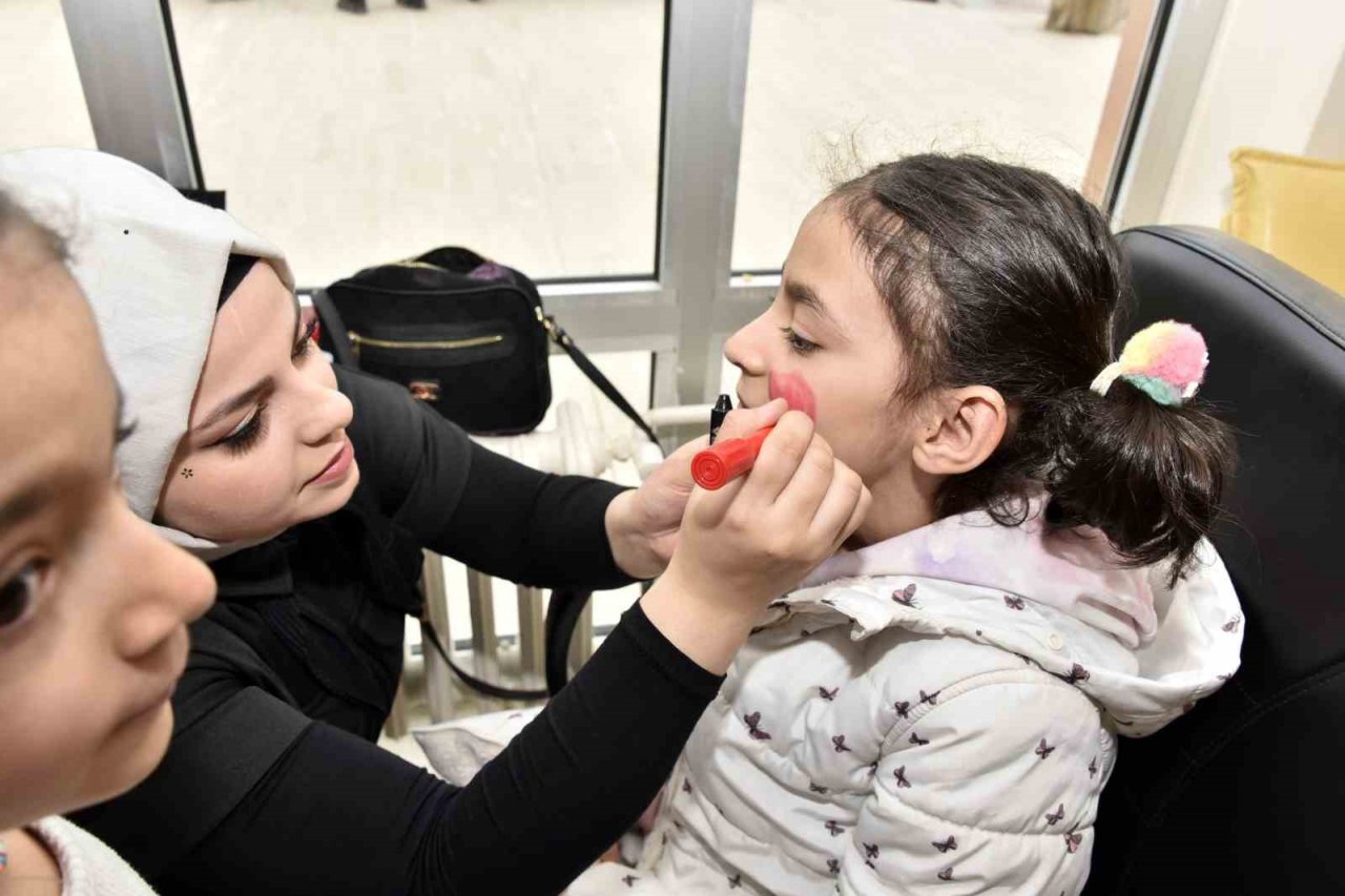 Ünlü yazar ve tiyatrocular depremzede çocukların yüzünü güldürdüler