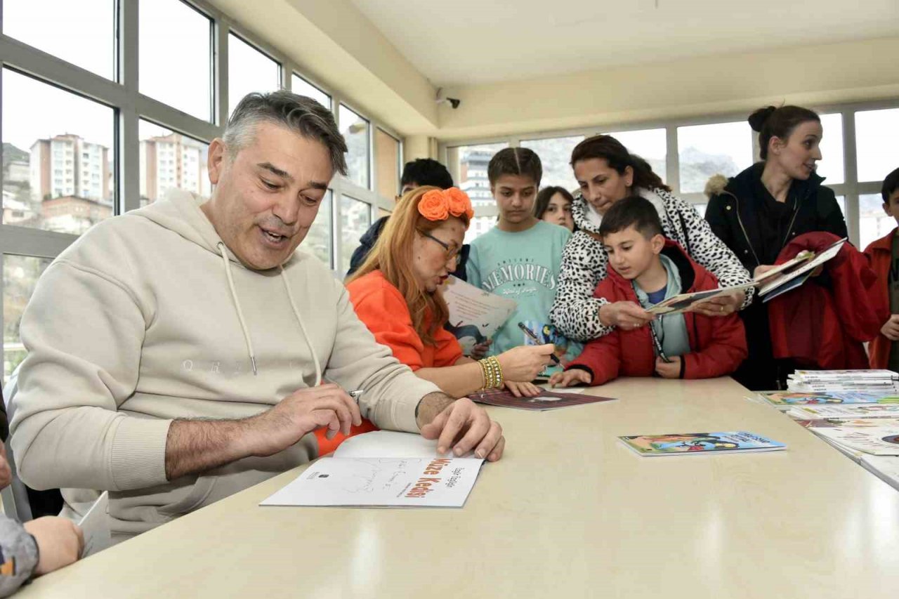 Ünlü yazar ve tiyatrocular depremzede çocukların yüzünü güldürdüler