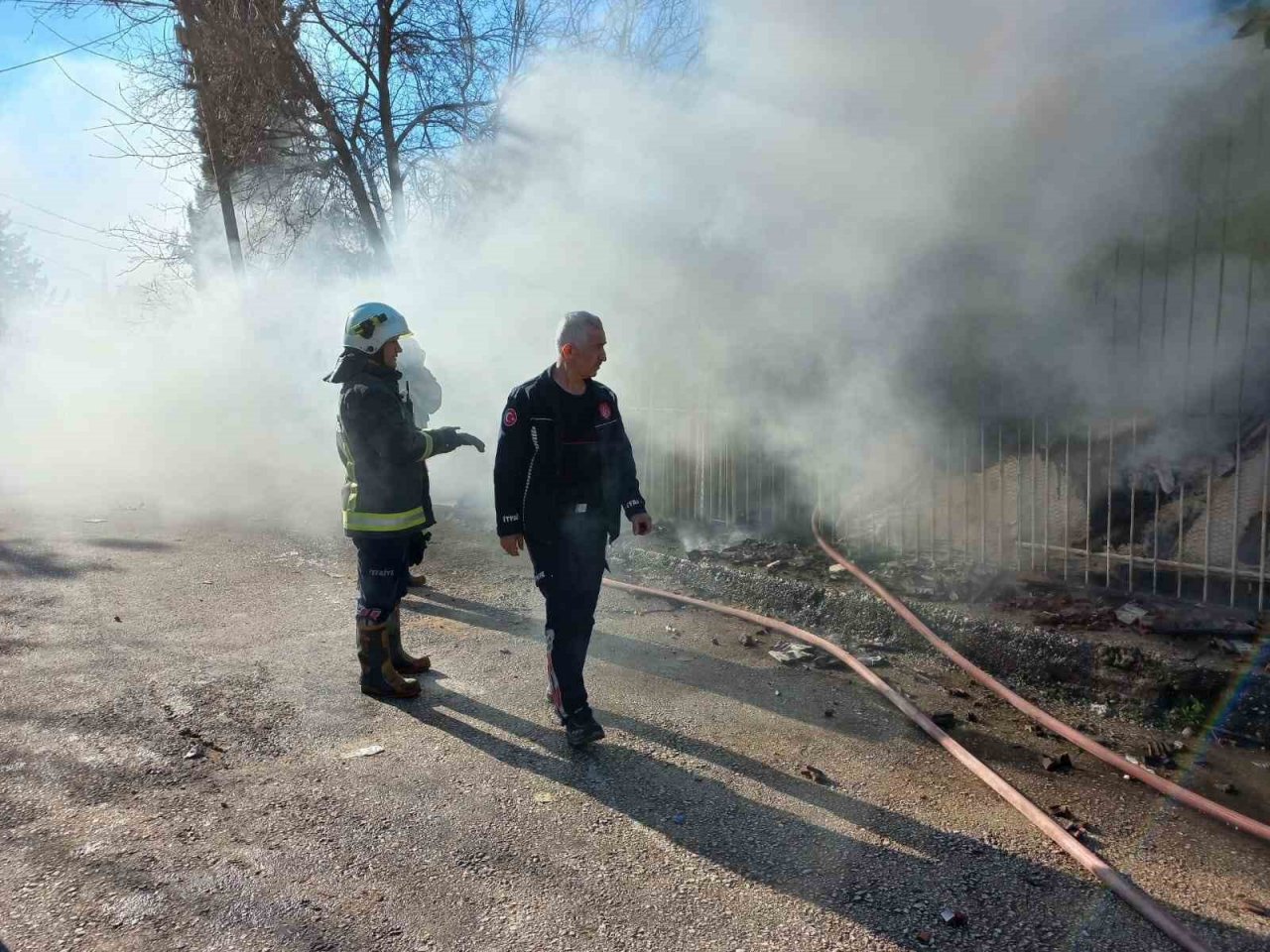 Müstakil evde çıkan yangın spot eşyaları küle çevirdi