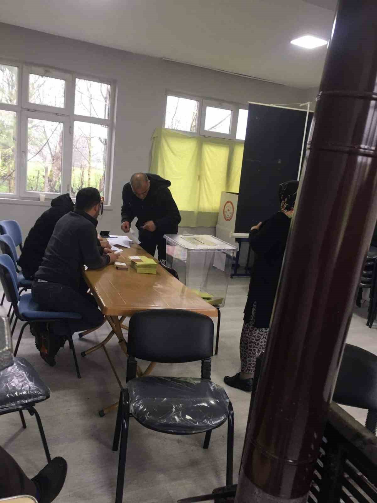 Bin üçyüz nüfuslu köy mahalle olmak için referanduma gitti
