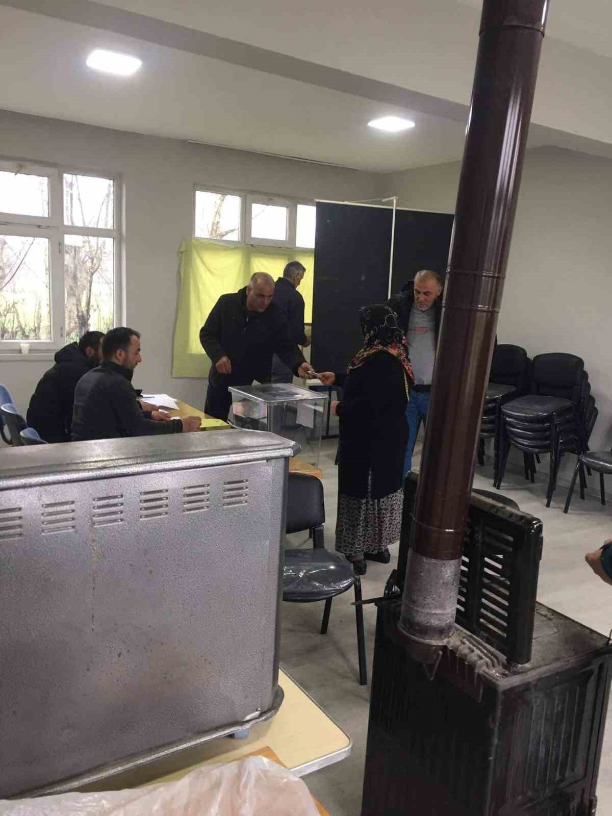 Bin üçyüz nüfuslu köy mahalle olmak için referanduma gitti