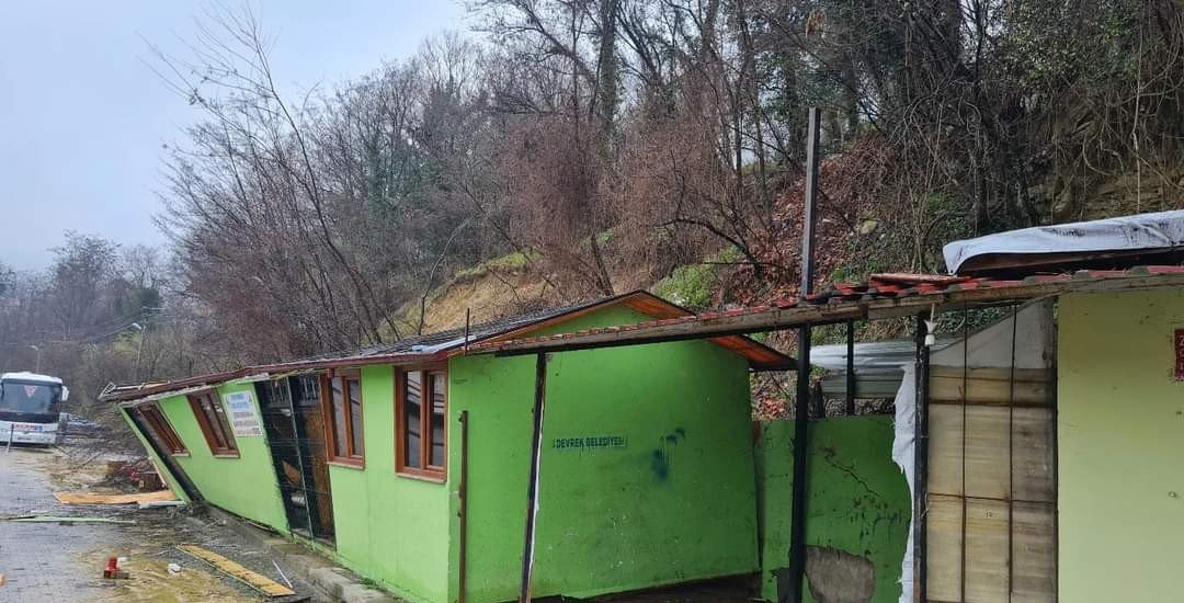 Belediye kulübesi heyelanda kullanılamaz hale geldi