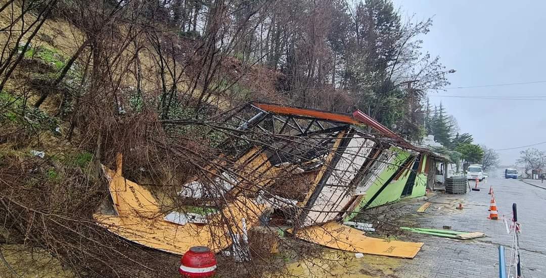 Belediye kulübesi heyelanda kullanılamaz hale geldi