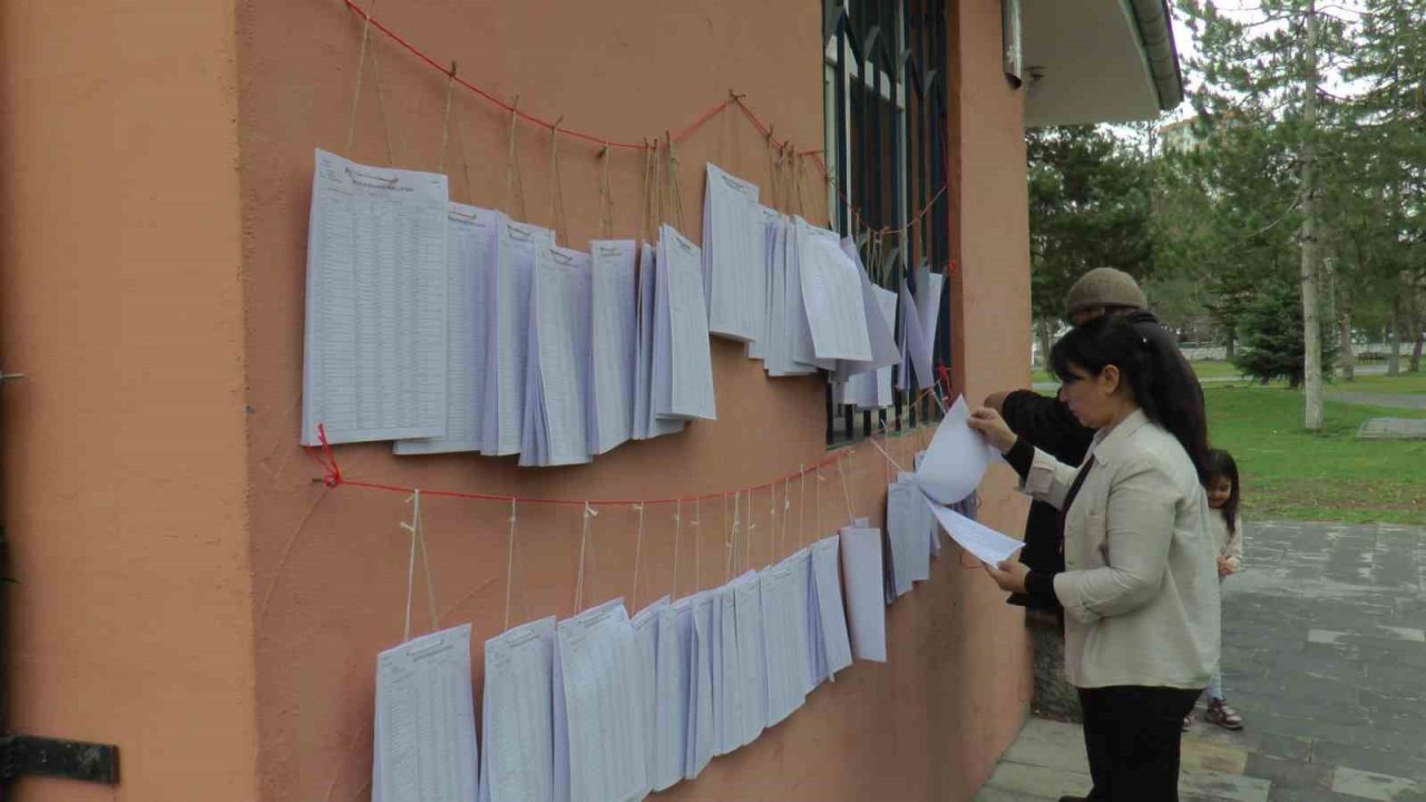 Seçmen listeleri askıya çıktı