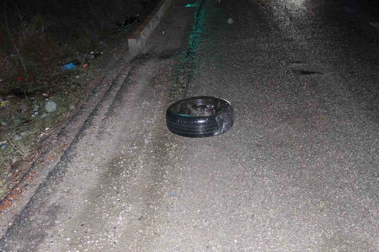 Tırla çarpışıp hurdaya dönen otomobilde 2 kişi yaralandı