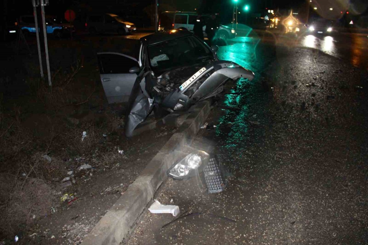 Tırla çarpışıp hurdaya dönen otomobilde 2 kişi yaralandı