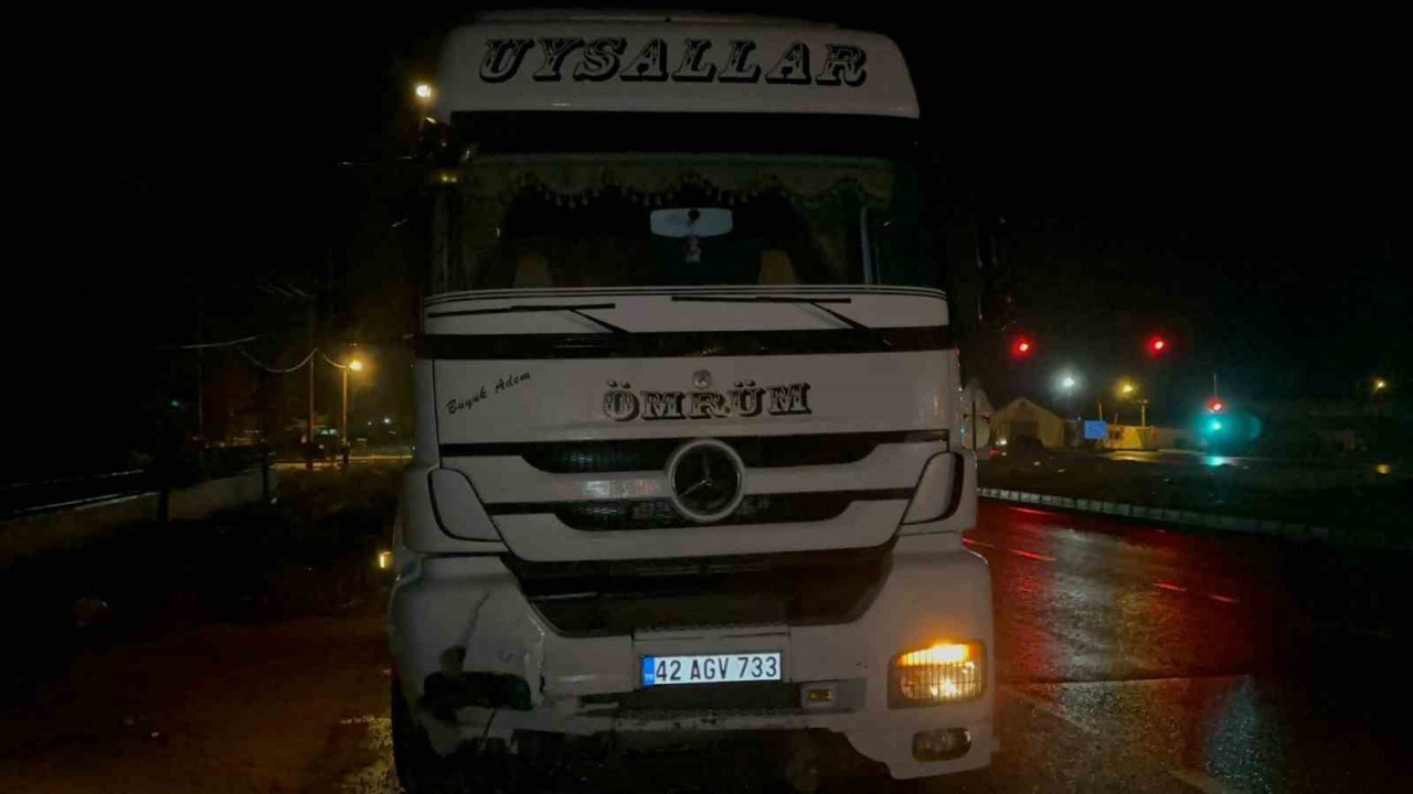 Tırla çarpışıp hurdaya dönen otomobilde 2 kişi yaralandı