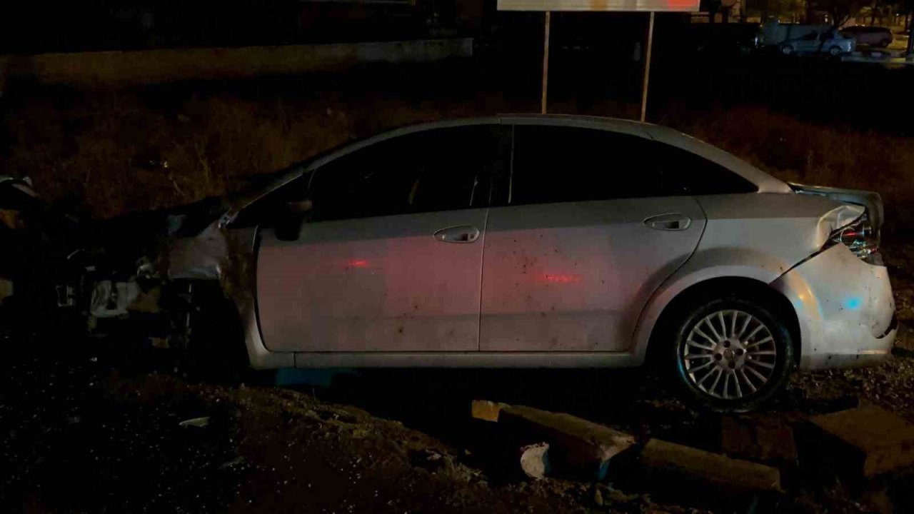 Tırla çarpışıp hurdaya dönen otomobilde 2 kişi yaralandı