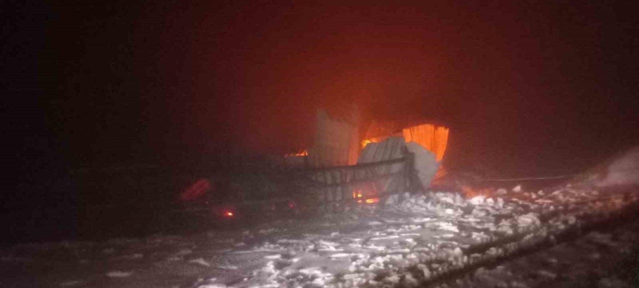 Alevlere teslim olan yayla evlerinden geriye demir yığınları kaldı