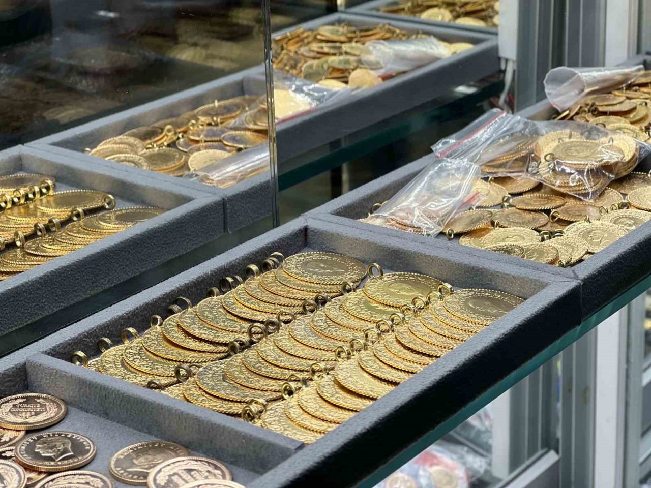 Altın rekor tazeledi, ons altın 2 bin doların üzerine yükseldi