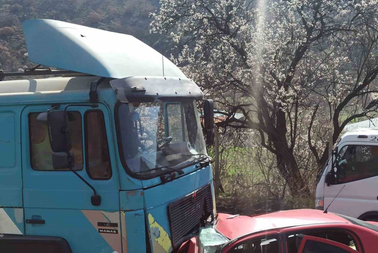 Otomobilin tırın altında kaldığı feci kazada 1 kişi hayatını kaybetti