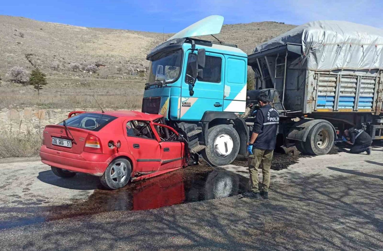 Otomobilin tırın altında kaldığı feci kazada 1 kişi hayatını kaybetti