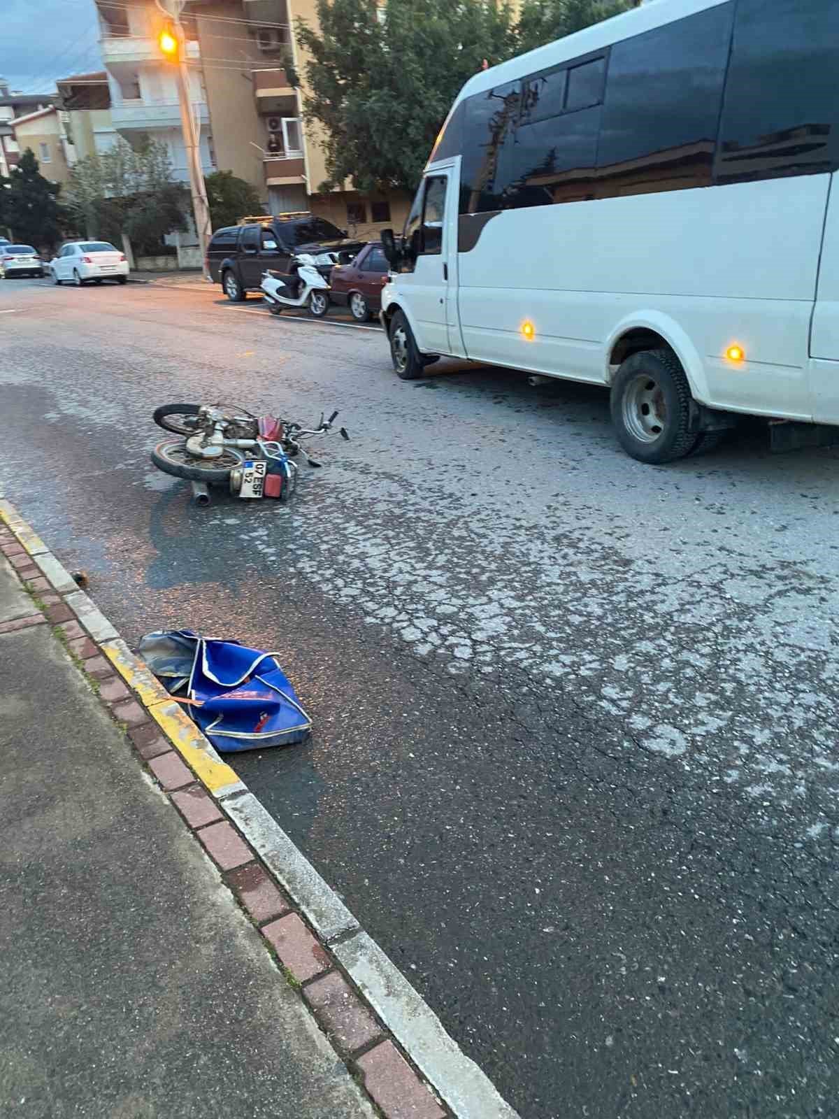 Alkollü motosiklet sürücüsü minibüsün aynasına takıldı