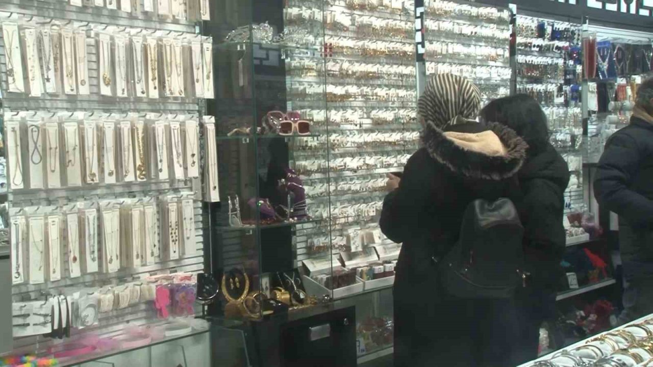 Bijuteri dükkanında ilginç hırsızlık, yüzükleri ağzına koyarak çaldı