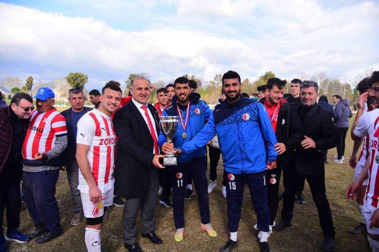 İncirliova Belediyespor namağlup şampiyon oldu