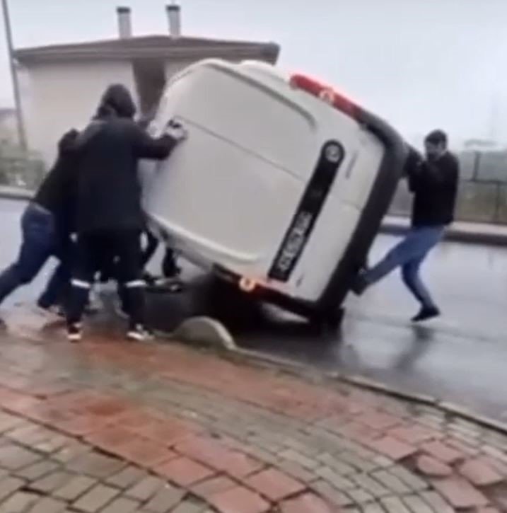 Kaza yapan aracı düzeltirken altında kalmaktan son anda kurtuldu