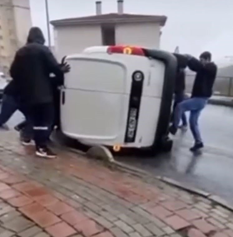 Kaza yapan aracı düzeltirken altında kalmaktan son anda kurtuldu