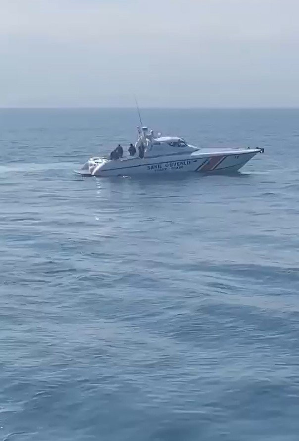 Marmara Denizi’nde feribottan atlayan yolcuyu Sahil Güvenlik kurtardı