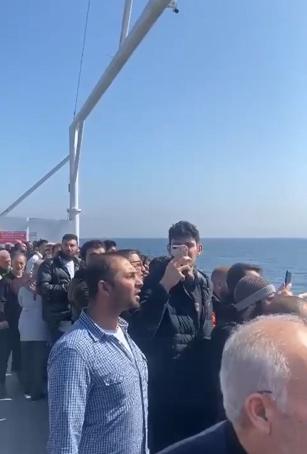 Marmara Denizi’nde feribottan atlayan yolcuyu Sahil Güvenlik kurtardı