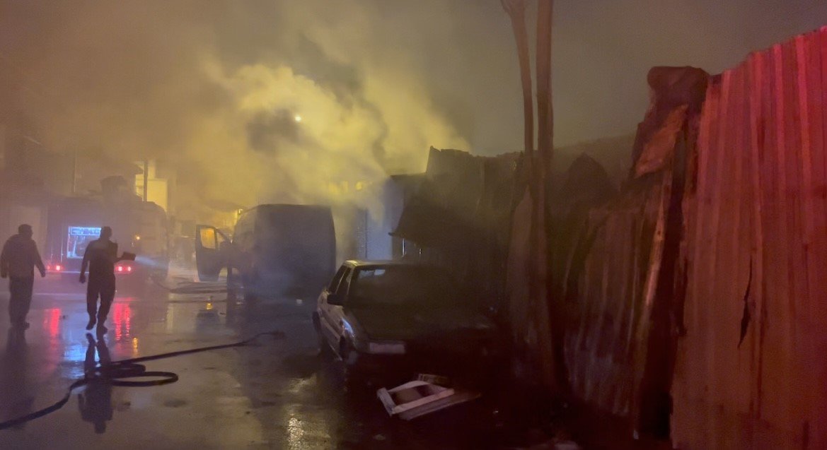 Hurdalık alanda çıkan yangın hortum deposuna sıçradı, 2 araç kullanılamaz hale geldi