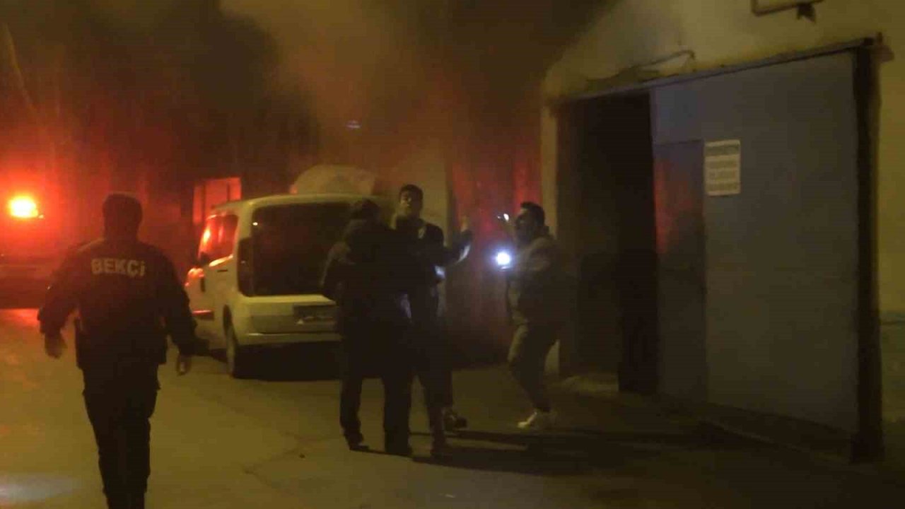 Hurdalık alanda çıkan yangın hortum deposuna sıçradı, 2 araç kullanılamaz hale geldi