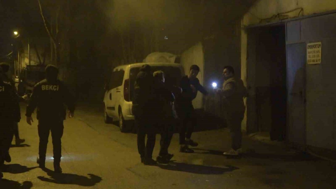 Hurdalık alanda çıkan yangın hortum deposuna sıçradı, 2 araç kullanılamaz hale geldi