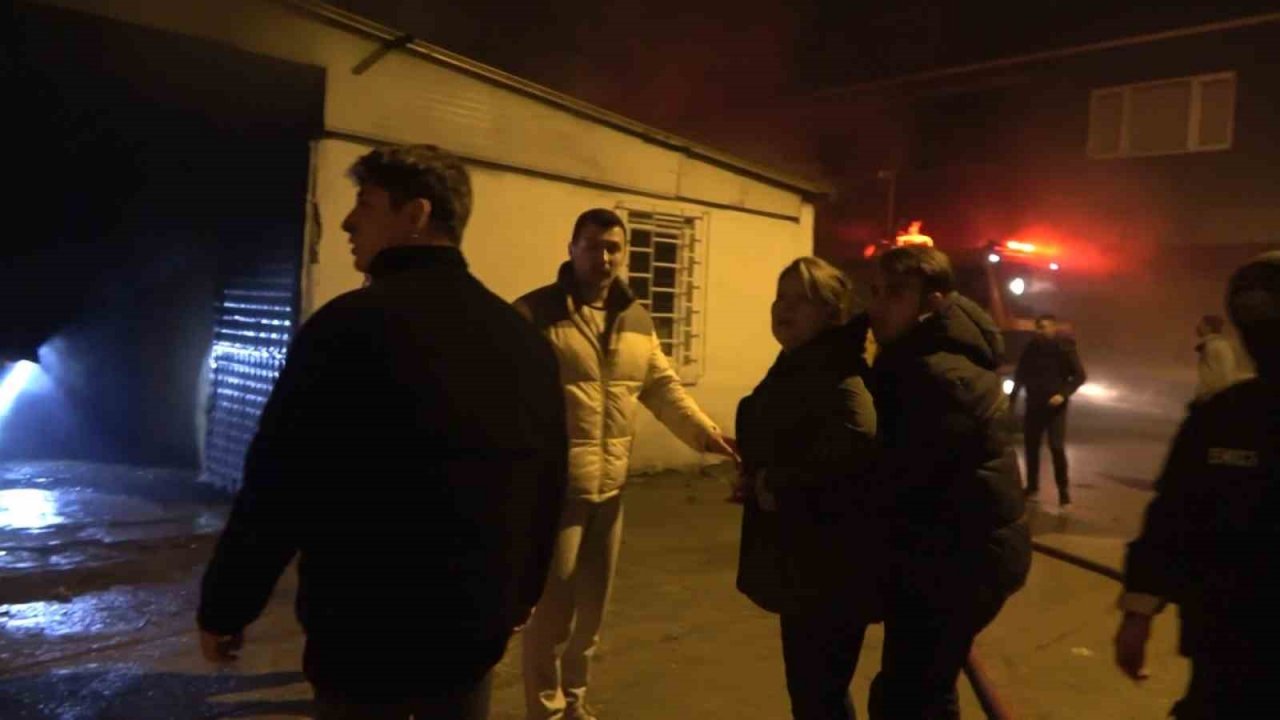 Hurdalık alanda çıkan yangın hortum deposuna sıçradı, 2 araç kullanılamaz hale geldi