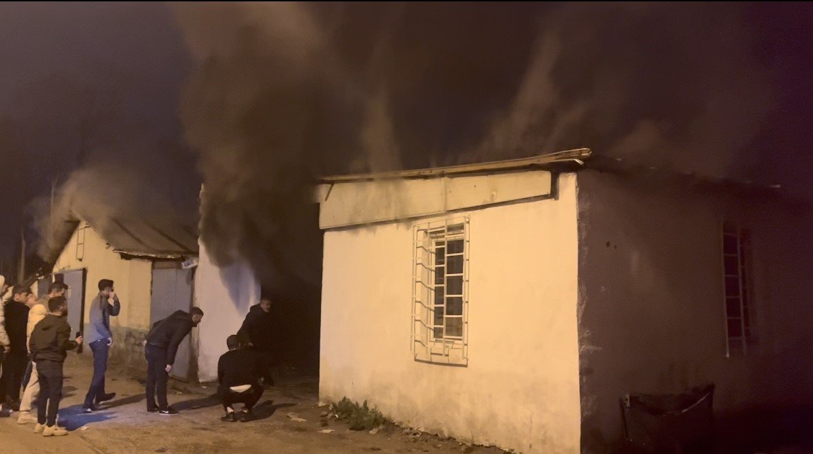 Hurdalık alanda çıkan yangın hortum deposuna sıçradı, 2 araç kullanılamaz hale geldi