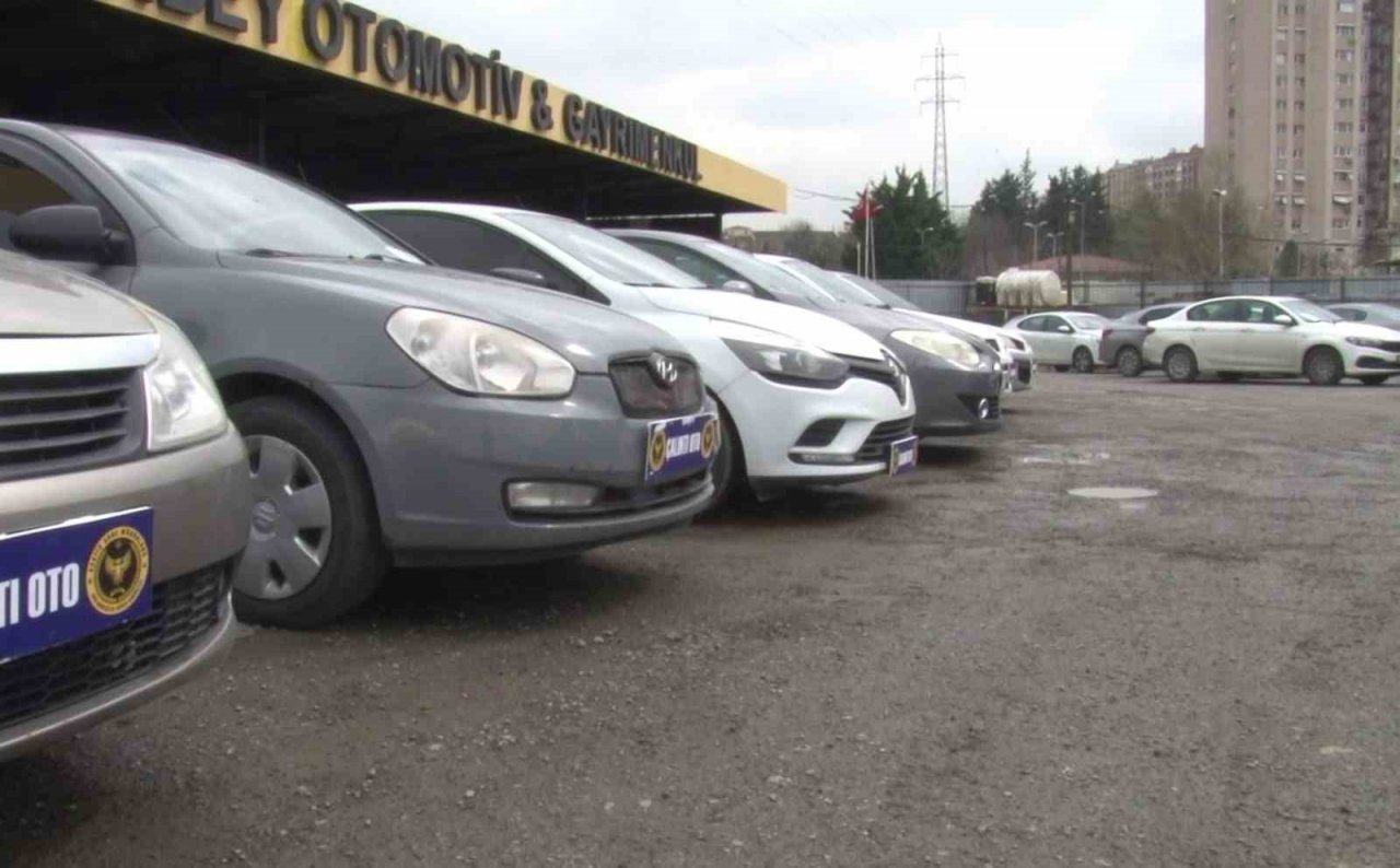 Oto hırsızlığı çetesinin çaldığı araçlar Ataşehir’de sahiplerine teslim edildi