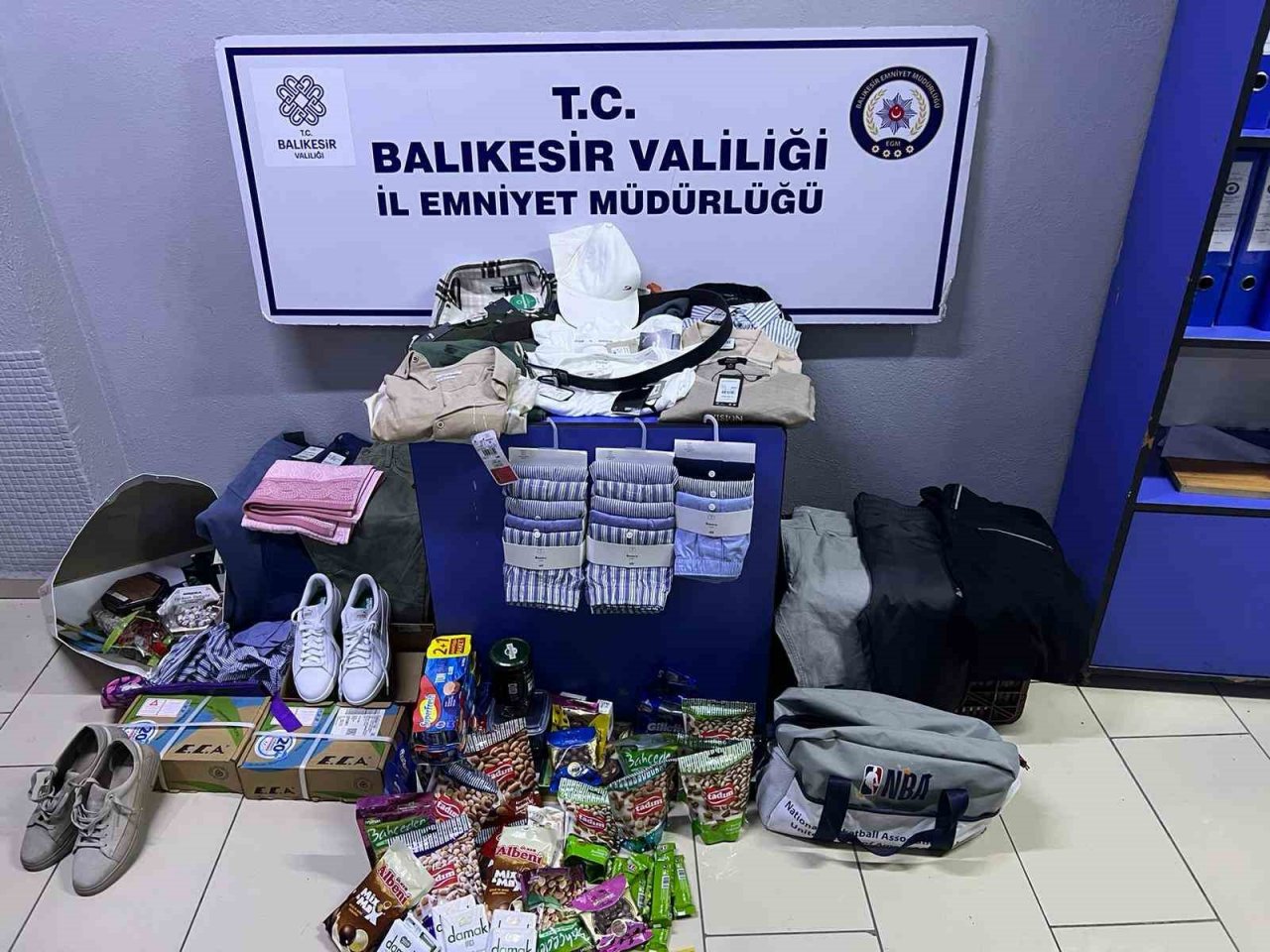 Edremit’te mağazalardan hırsızlık yapan 2 kişi yakalandı