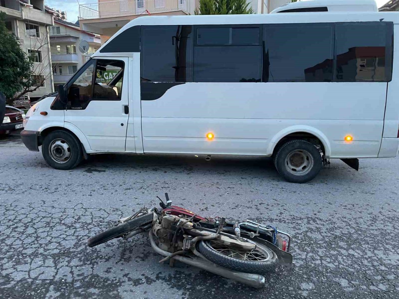 Alkollü motosiklet sürücüsü minibüsün aynasına takıldı