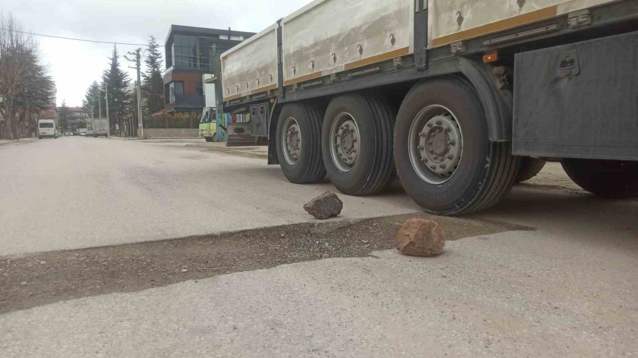 Bozuk yola ‘taşlı’ önlem şaşırttı