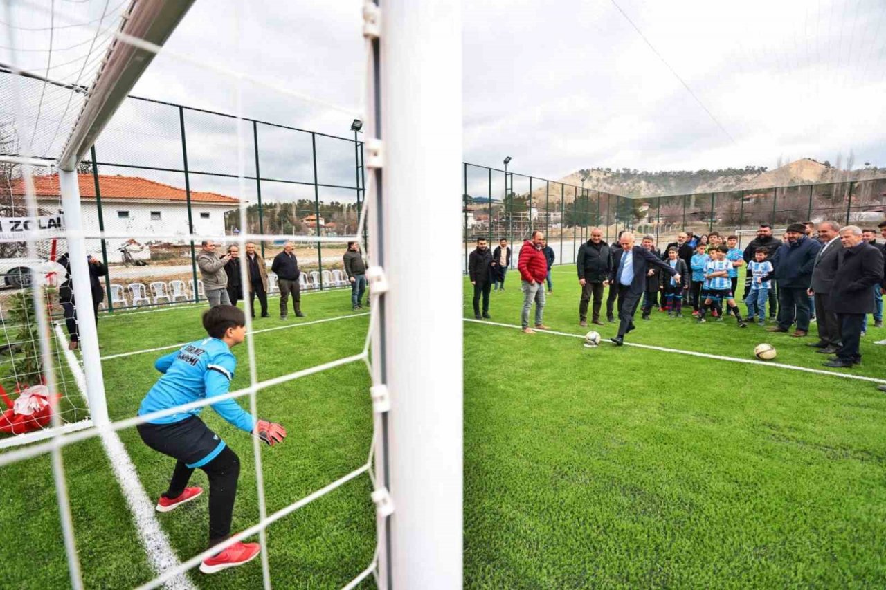 Başkan Zolan çocuklarla futbol oynadı