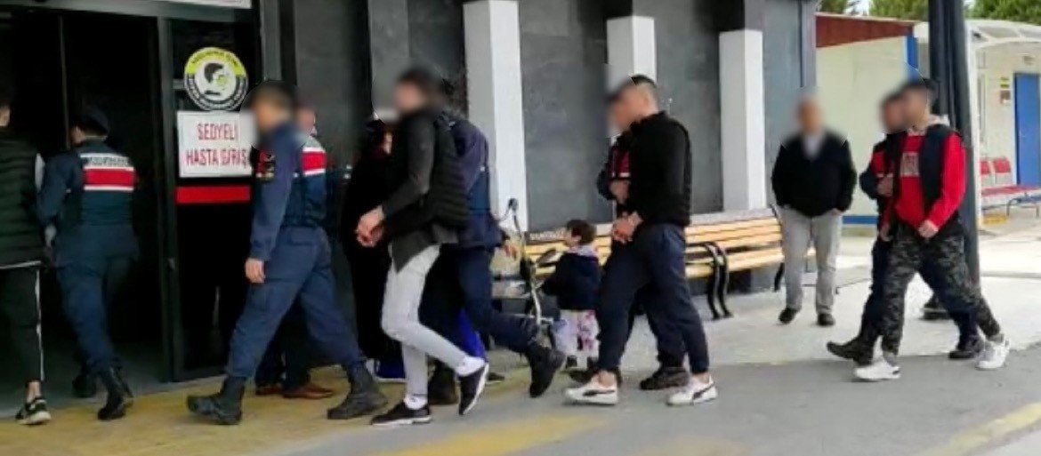 Parayı gazinoda harcayıp, çıkışta yaşlı adamı gasp ettiler