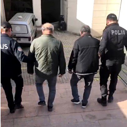 Edremit’te mağazalardan hırsızlık yapan 2 kişi yakalandı