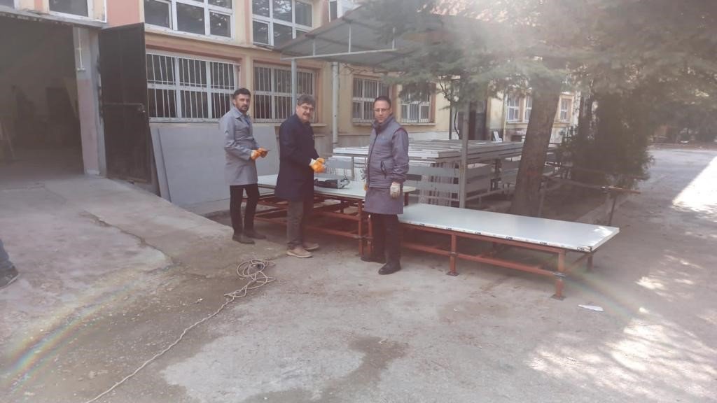 Öğrenci ve öğretmenler afet bölgesine yaptıkları 48 adet seyyar tuvalet ve duşu gönderdiler