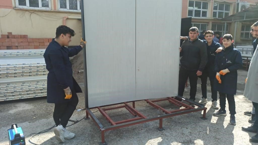 Öğrenci ve öğretmenler afet bölgesine yaptıkları 48 adet seyyar tuvalet ve duşu gönderdiler