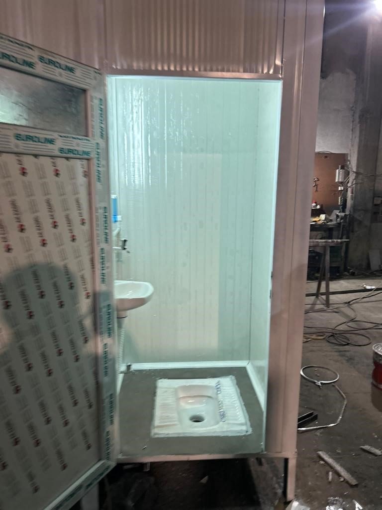 Öğrenci ve öğretmenler afet bölgesine yaptıkları 48 adet seyyar tuvalet ve duşu gönderdiler