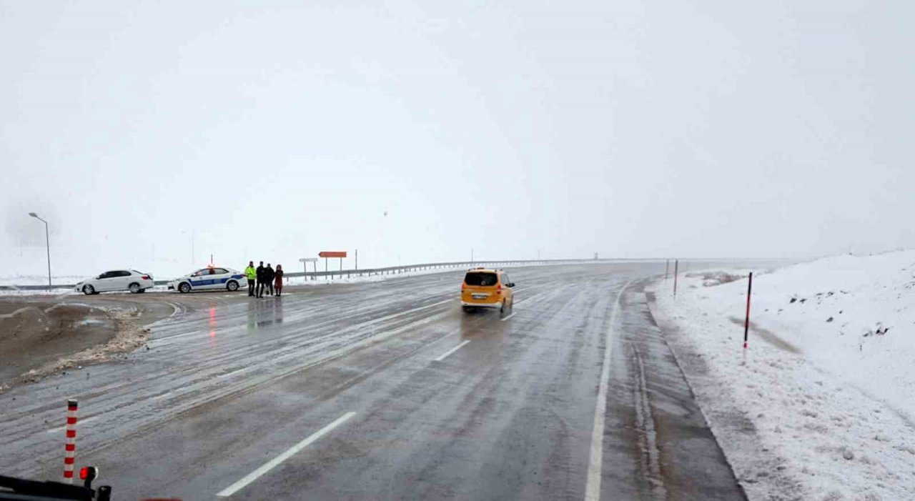 Erzincan - Tunceli kara yolunda kar ve tipi etkili oldu