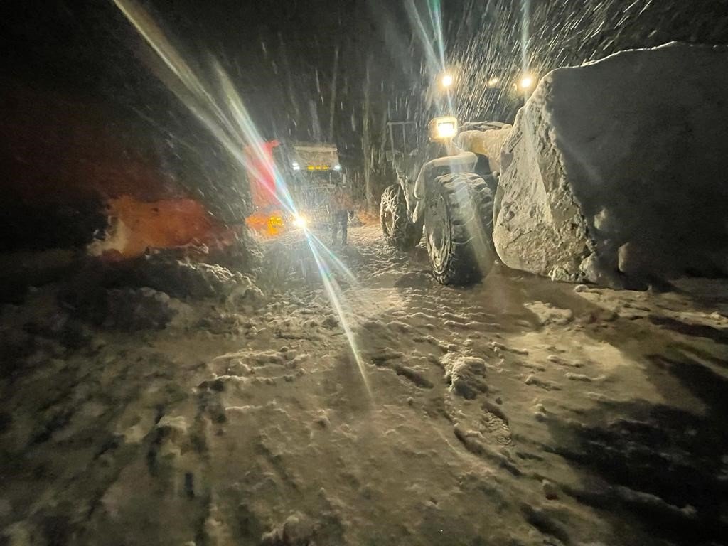 Erzincan - Tunceli kara yolunda kar ve tipi etkili oldu